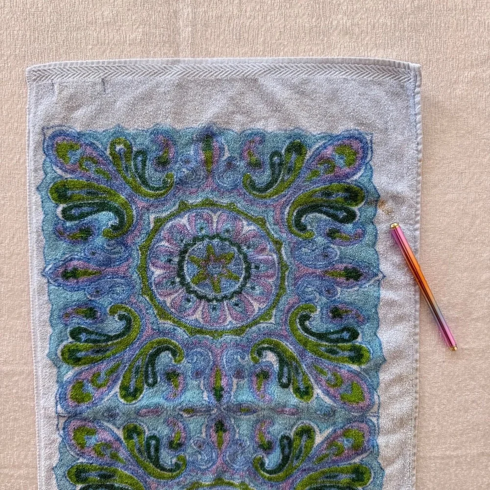 Vintage Cannon Royal Family‎ Psychedelic Floral Hand Towel Made In USA Retro